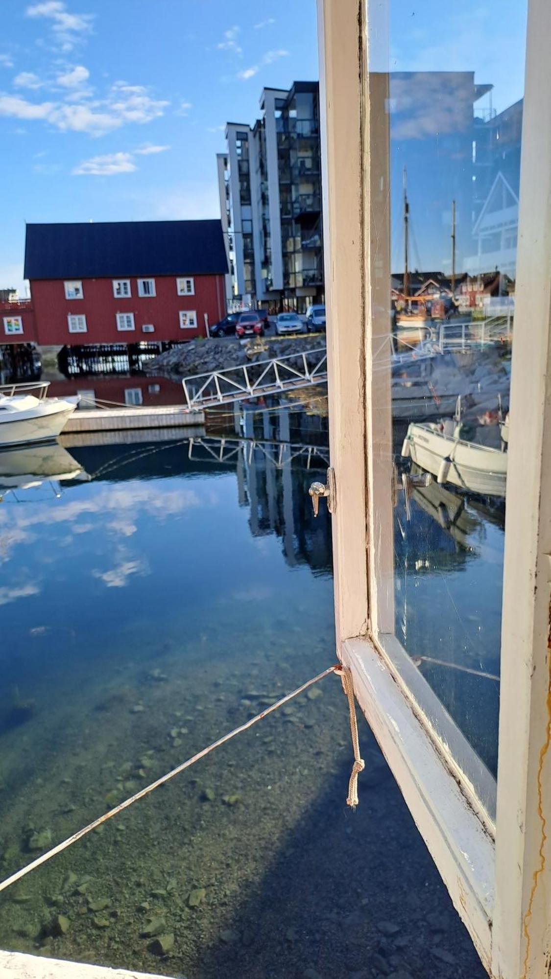 Kule Gule Huset Apartamento Svolvær Exterior foto