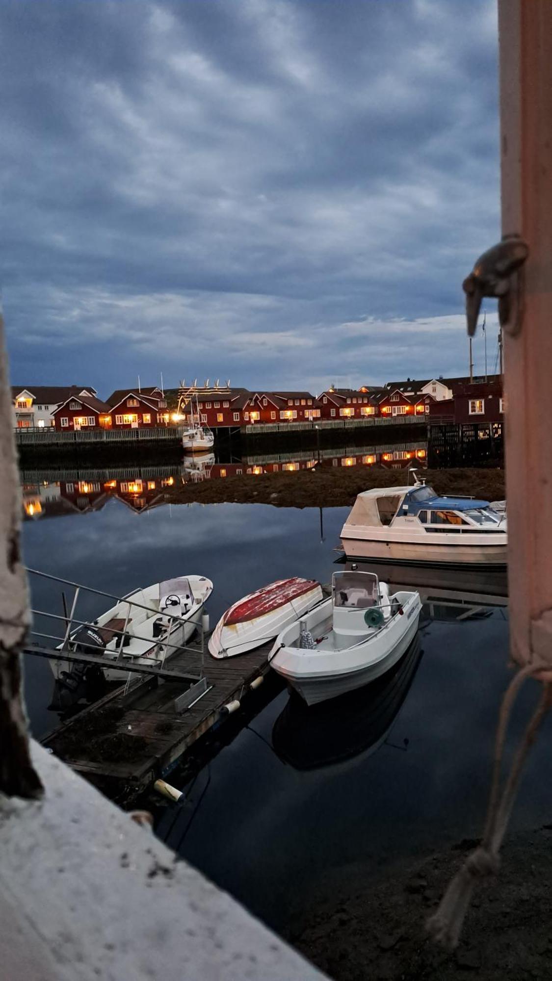 Kule Gule Huset Apartamento Svolvær Exterior foto