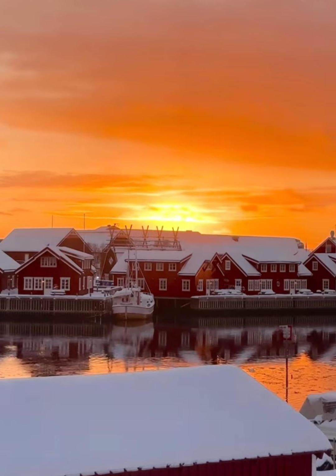 Kule Gule Huset Apartamento Svolvær Exterior foto